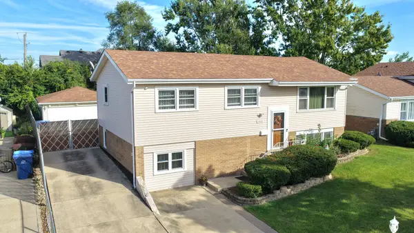 9001 S Maple Lane, Hickory Hills, IL 60457