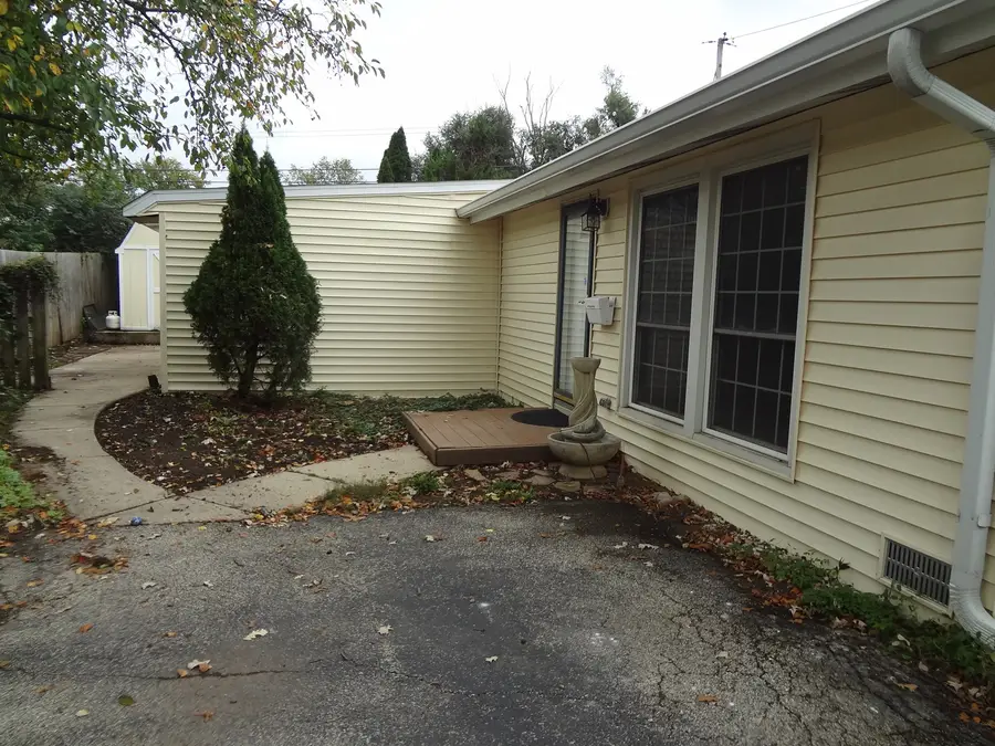 423 Blackhawk Avenue, Carpentersville, IL 60110 - #3
