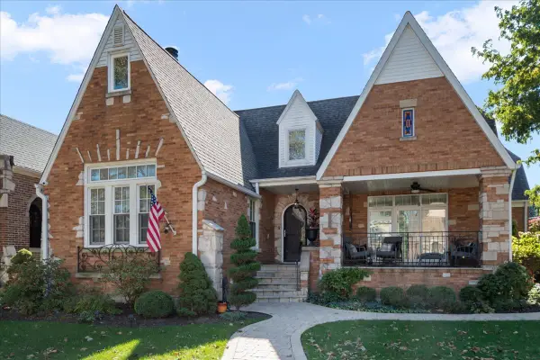 2715 W Morse Avenue, Chicago, IL 60645