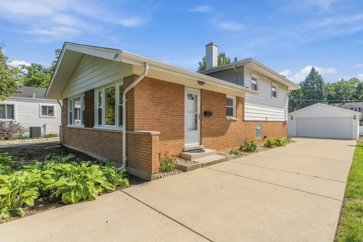 255 E Parkside Avenue, Lombard, IL 60148 - #1