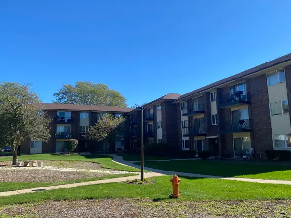 5S100 Pebblewood Lane #D10, Naperville, IL 60563