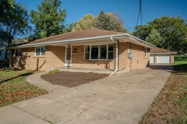 1427 S Walnut Avenue, Freeport, IL 61032