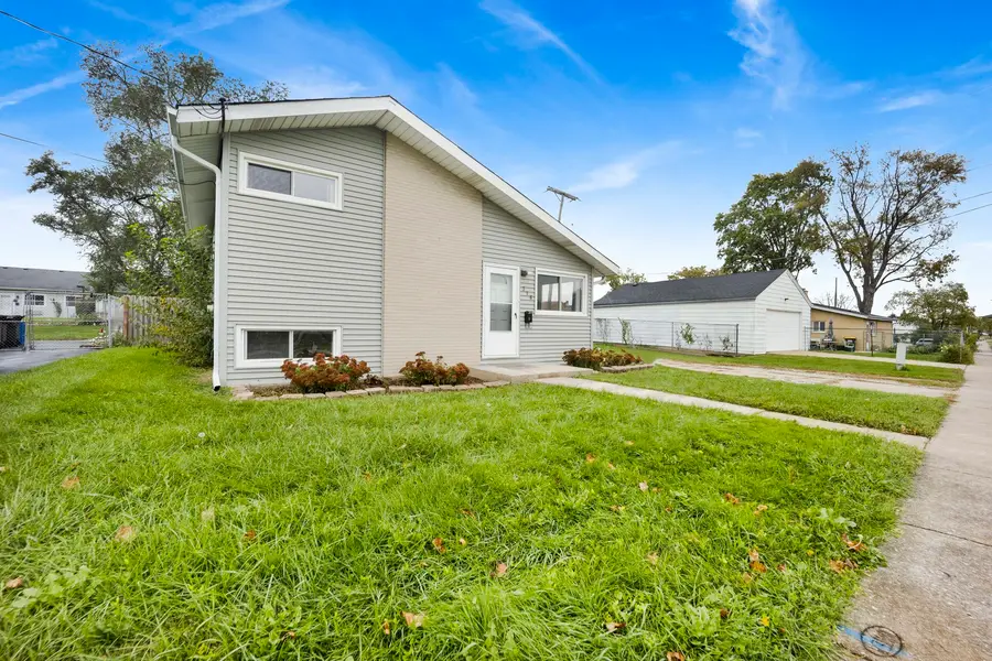 318 E Maple Avenue, Roselle, IL 60172 - #2