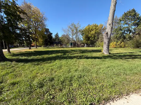 110 Gladys Avenue, Fox River Grove, IL 60021