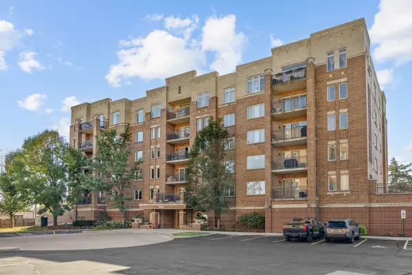 655 Perrie Drive #605, Elk Grove Village, IL 60007