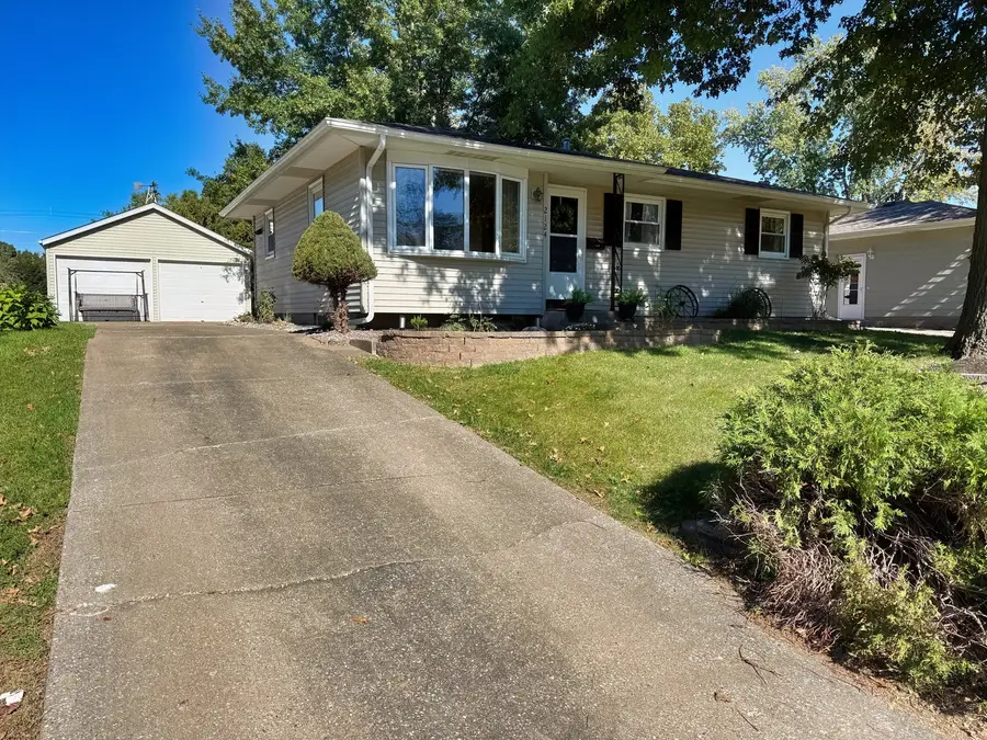 2124 W 38th Street, Davenport, IA 52806 - #2