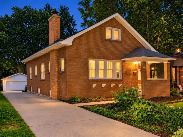 20 S Julian Street, Naperville, IL 60540