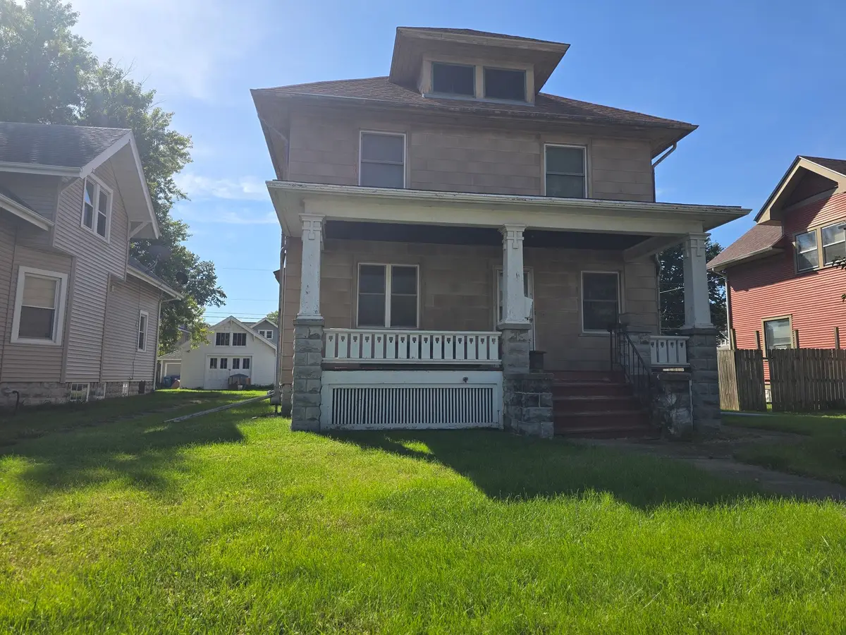 1117 W Locust Street, Davenport, IA 52804 - #1
