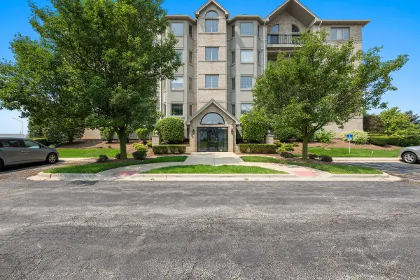 8515 Woodward Avenue #303, Woodridge, IL 60517