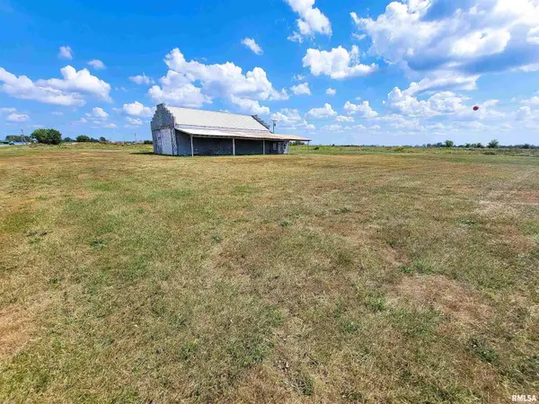 11044 Old Highway 50, Flora, IL 62839