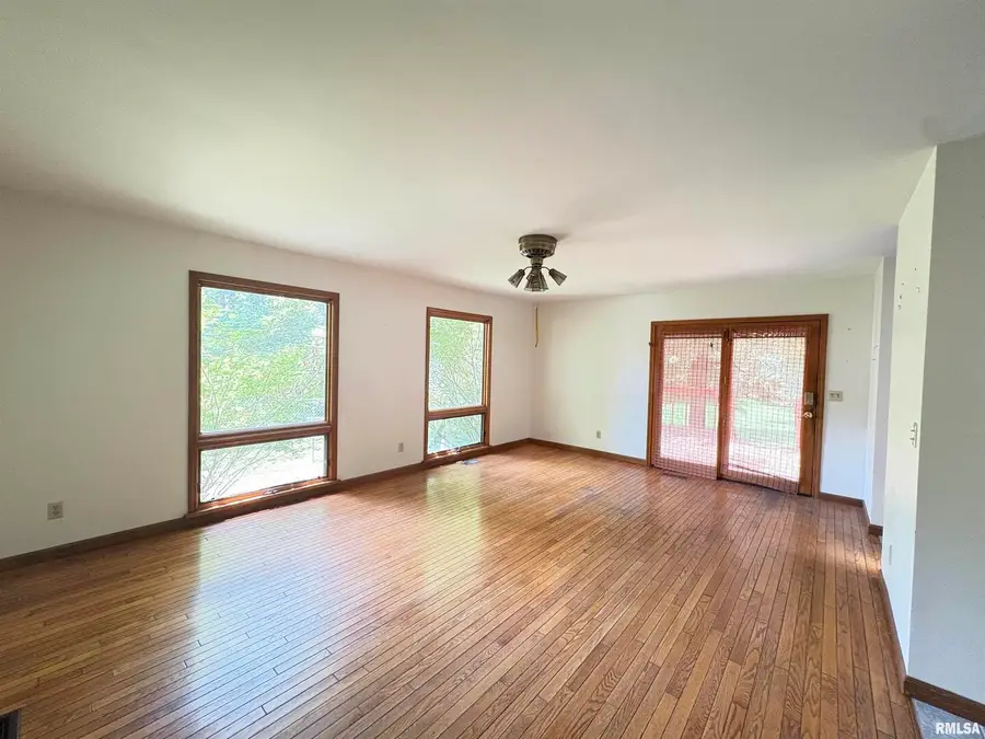 400 S Oakland Avenue, Carbondale, IL 62901 - #2