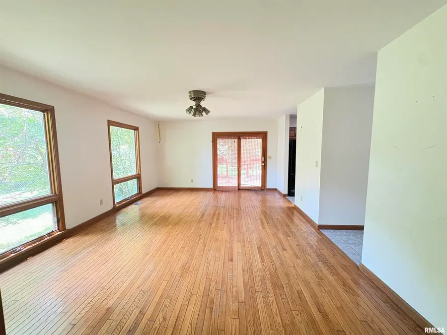 400 S Oakland Avenue, Carbondale, IL 62901 - #3