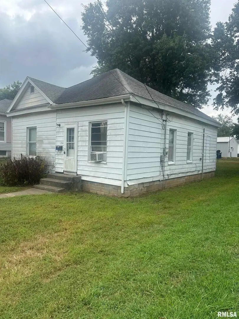 204 E Chester Street, Pinckneyville, IL 62274 - #2