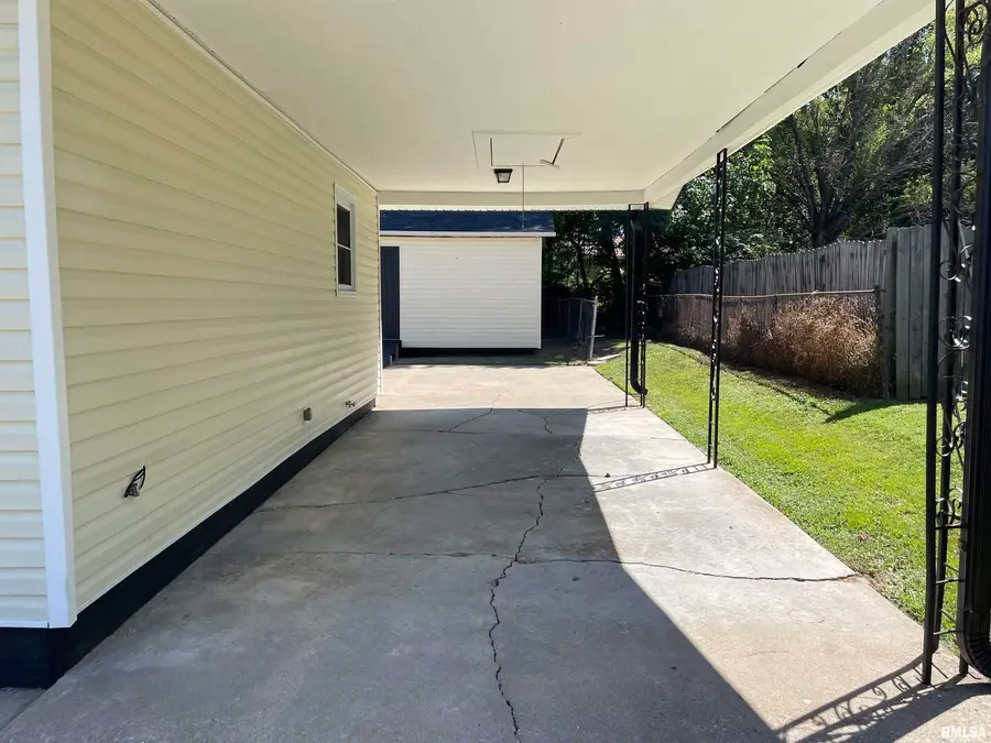 319 Lindsey Street, Metropolis, IL 62960 - #3