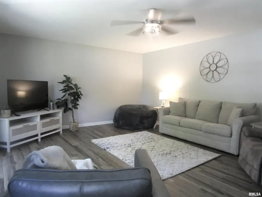 304 April Avenue, Carmi, IL 62821 - Image #3