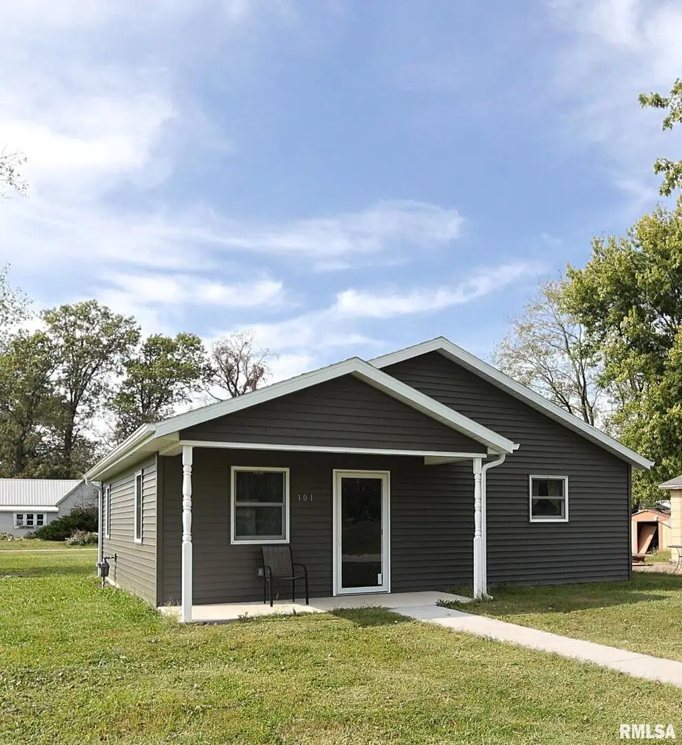 101 N Railroad Street, Patoka, IL 62875 - Image #1