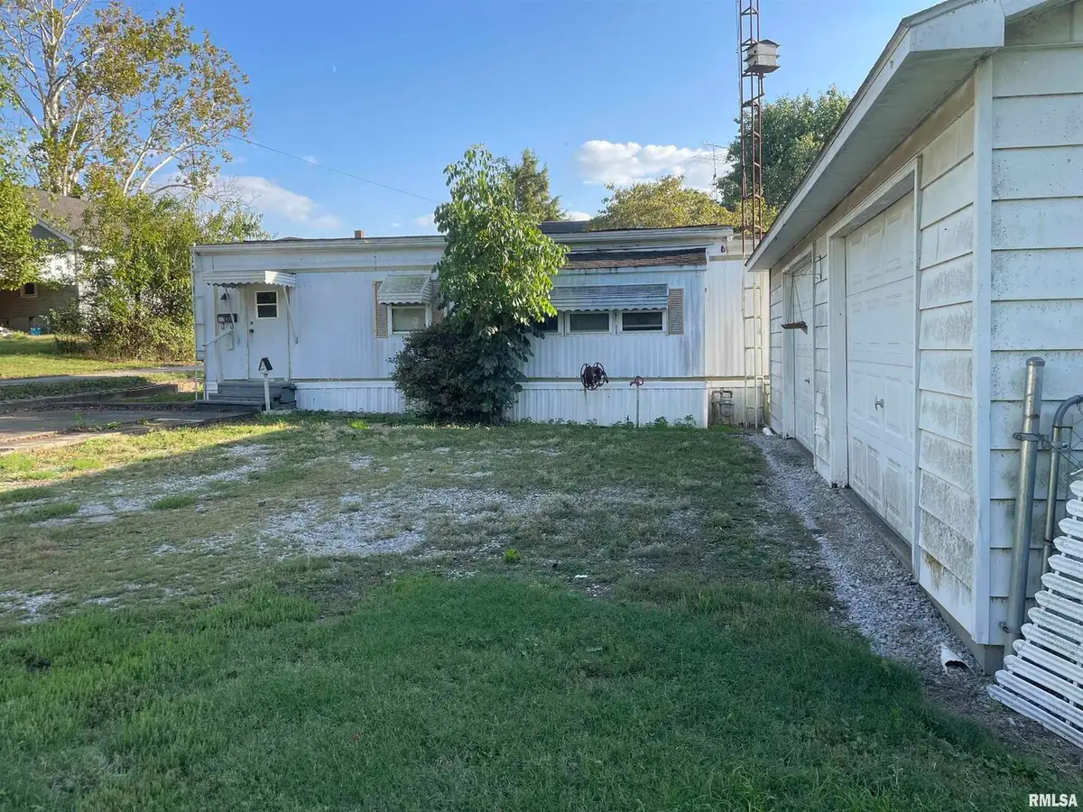 312 E Randolph Street, McLeansboro, IL 62859 - #1