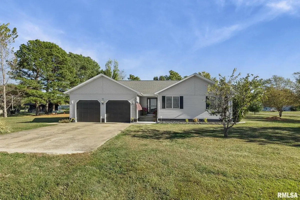 302 W Van Buren Street, Farina, IL 62838 - Image #1