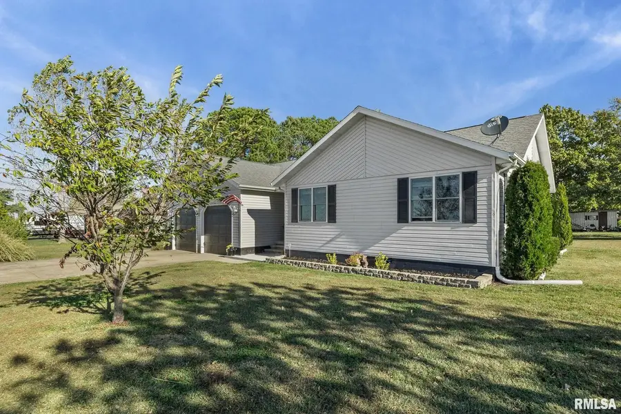 302 W Van Buren Street, Farina, IL 62838 - Image #3