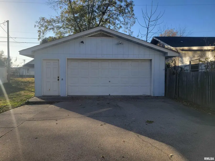 705 S 11th St Street, Herrin, IL 62948 - #3