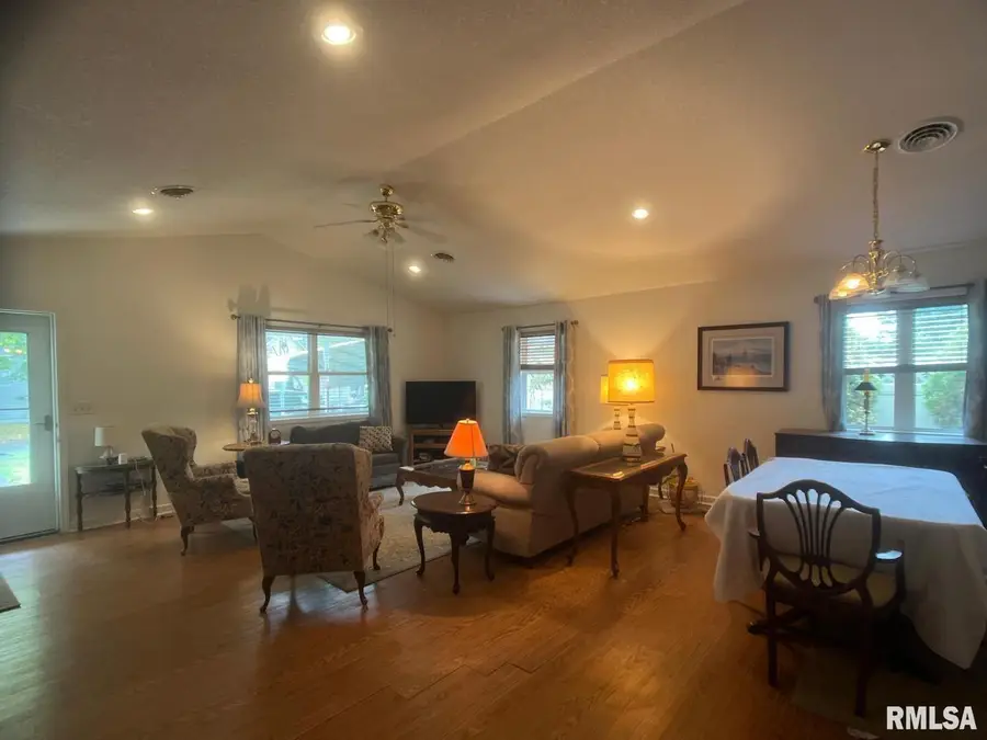 617 N 10th Street, Herrin, IL 62948 - #2