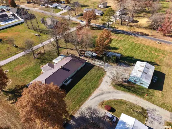 315 Hosselton Street Sw, Clay City, IL 62824