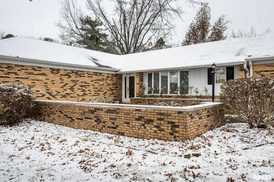 105 Woodlake Lane, Eldorado, IL 62930 - Image #2