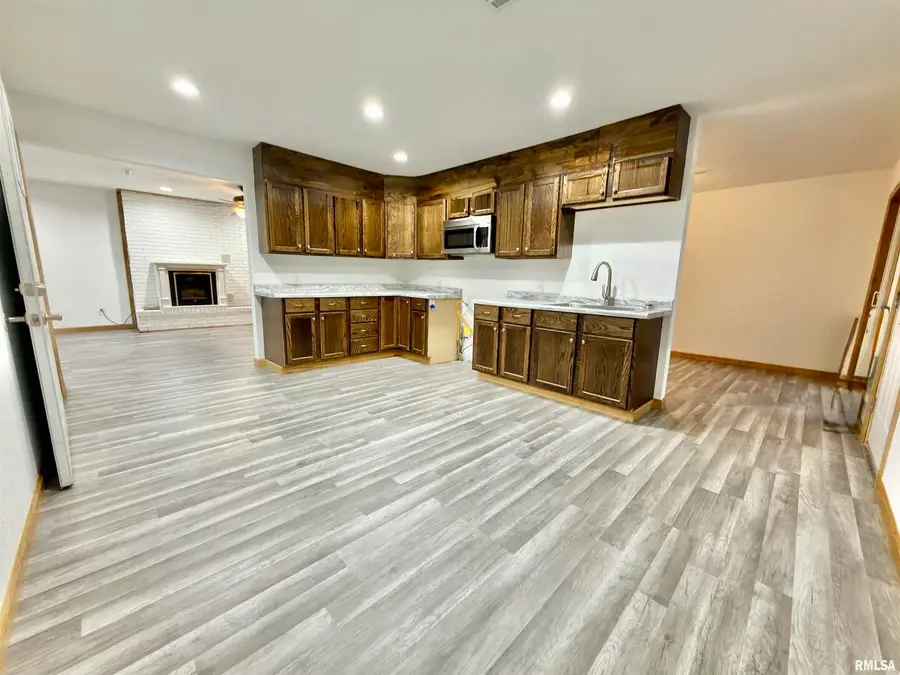 274 Oaktree Avenue, Salem, IL 62881 - Image #2