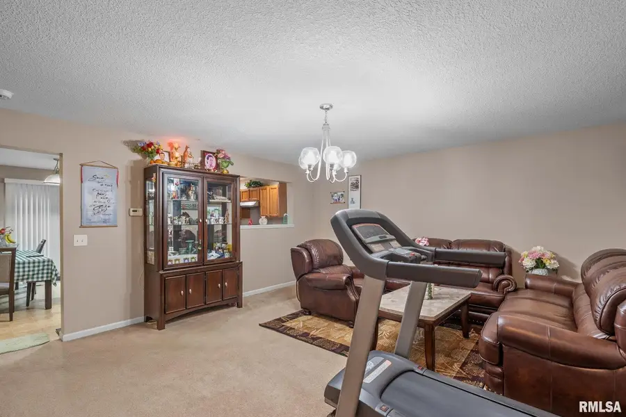 5312 Hillandale Road, Davenport, IA 52806 - #3