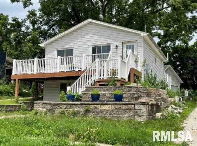 813 W 2nd Street, Cedar Falls, IA 50613 - #1