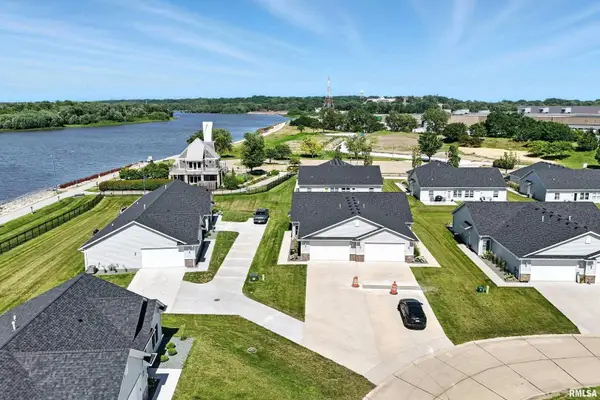 141 Beacon Harbor Pkwy Circle #141, East Moline, IL 61244