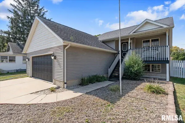 525 3rd Avenue, Hampton, IL 61256-9652