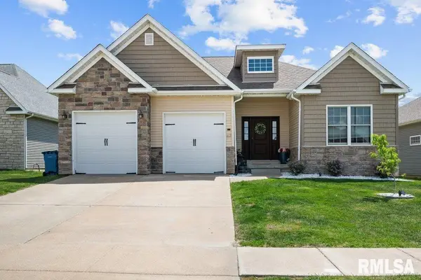 67 Cobblestone Lane, Le Claire, IA 52753