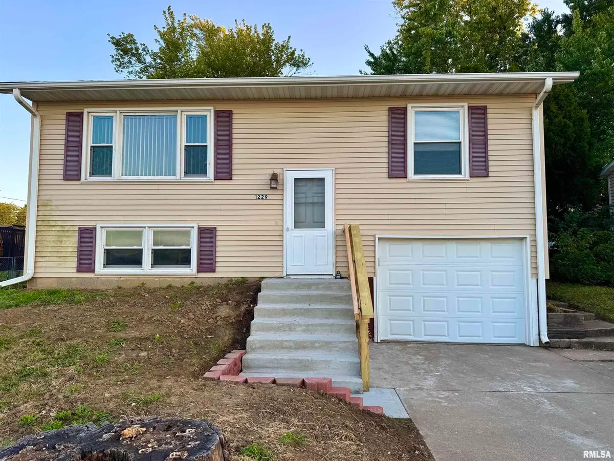 1229 13th Avenue N, Clinton, IA 52732 - Image #1