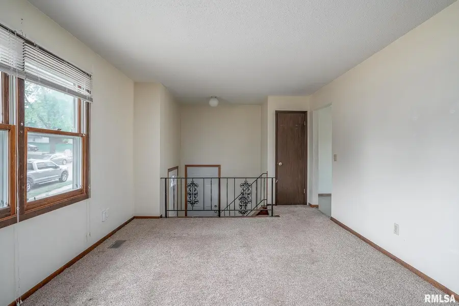 5556 N Thornwood Ave Avenue, Davenport, IA 52806 - Image #2