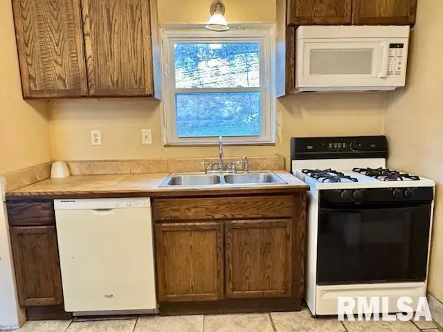 635 8th Avenue S, Clinton, IA 52732 - Image #2