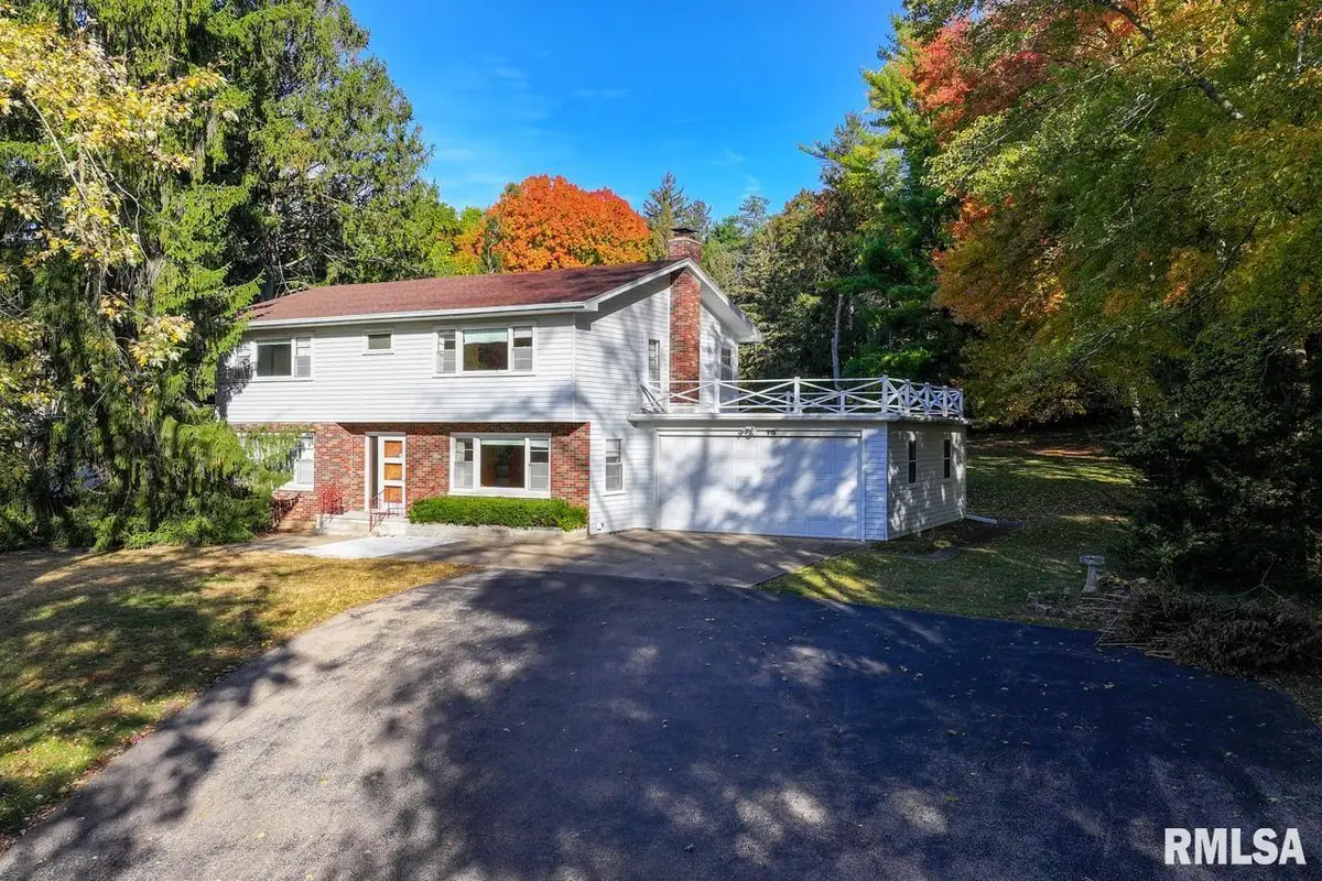 910 2nd Avenue S, Clinton, IA 52732 - Image #1