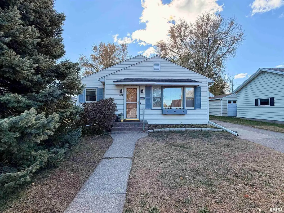 1043 14th Avenue S, Clinton, IA 52732 - Image #1