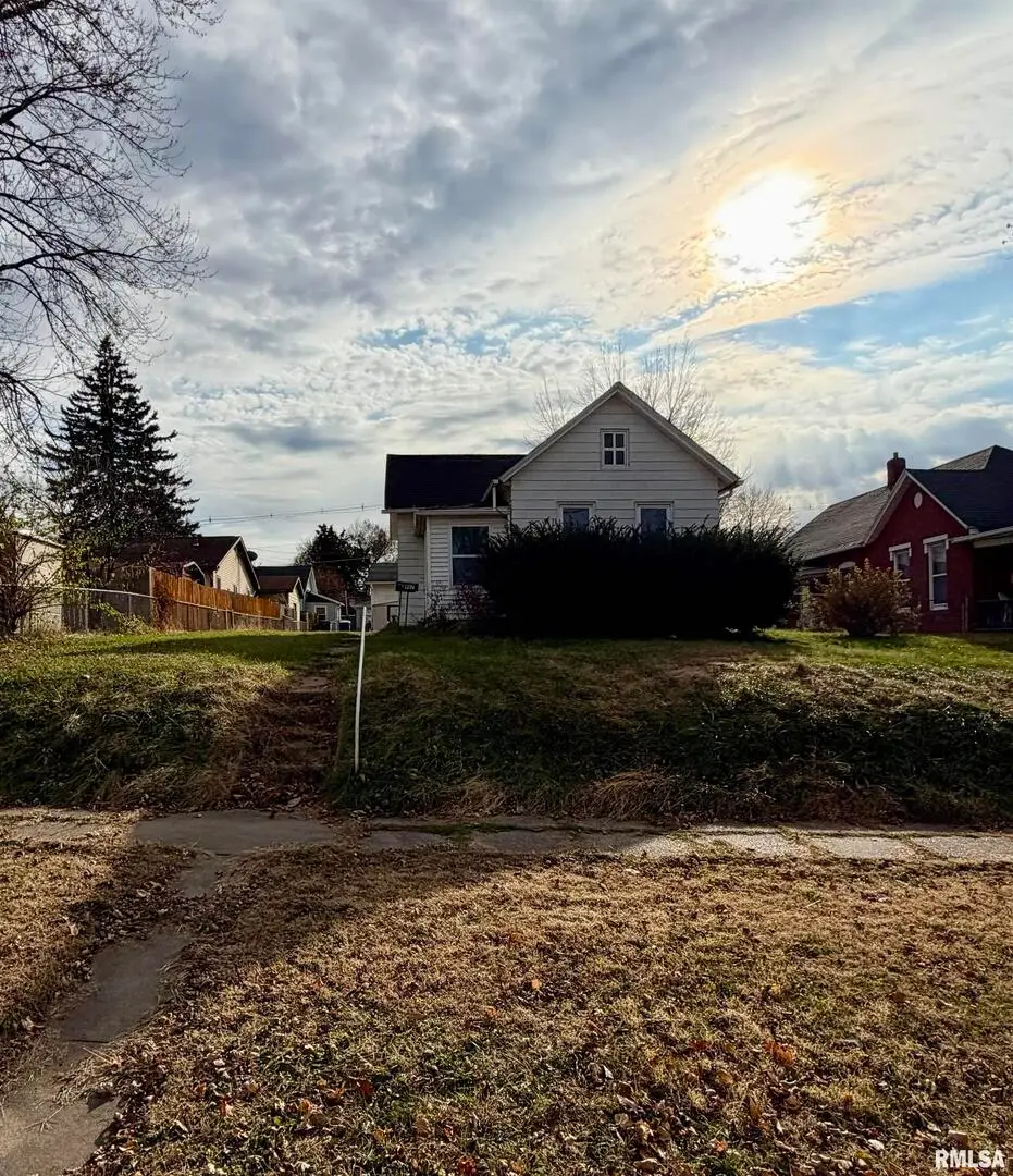 907 11th Avenue S, Clinton, IA 52732 - Image #1