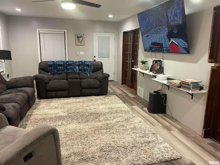 88 20th Avenue N, Clinton, IA 52732 - Image #2