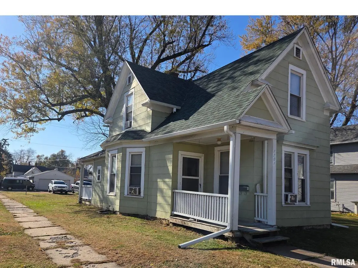 1701 W 8th Street, Davenport, IA 52802 - #1