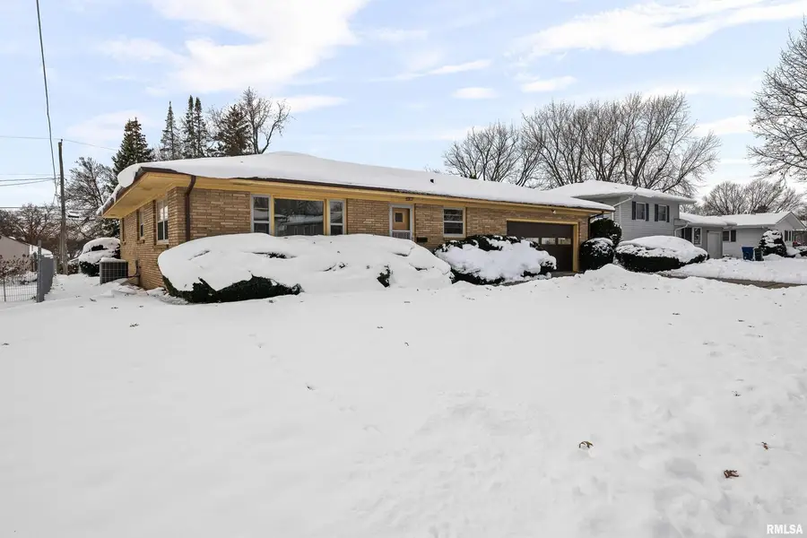 1901 W 38th St Street, Davenport, IA 25806 - #3