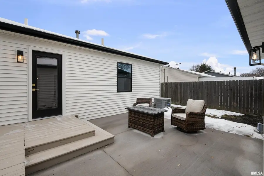 905 Wisconsin Street, Le Claire, IA 52753 - #2