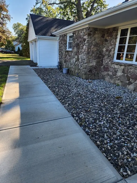 236 Pondview Dr, Springfield, MA 01118 - Image #2