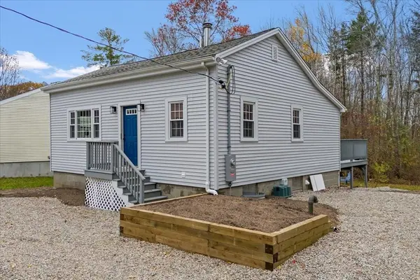 102 Leon Ct, Hanson, MA 02341