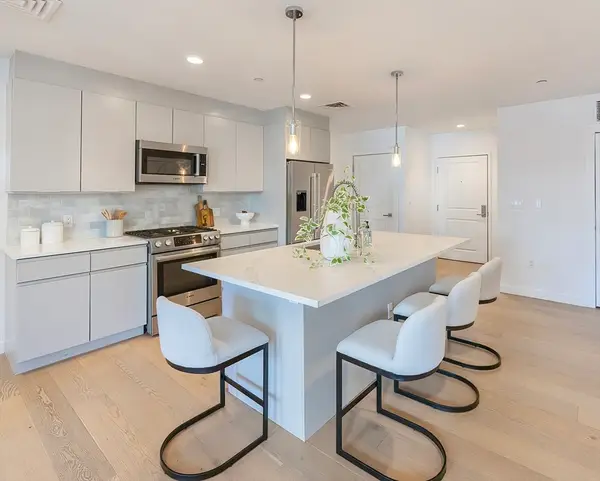 16 Boardman St #105, Boston, MA 02128