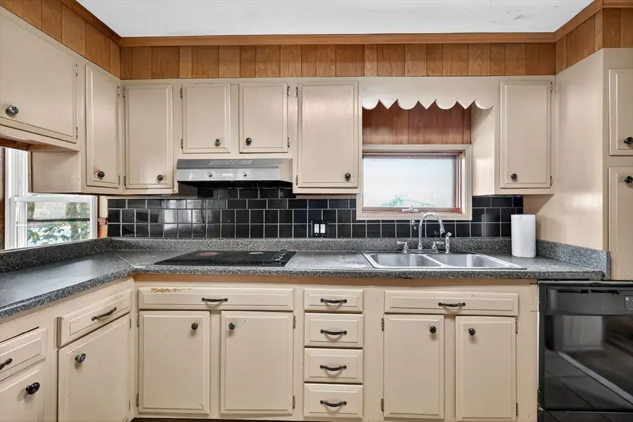 383 Vinnicum Rd, Swansea, MA 02777 - Image #3