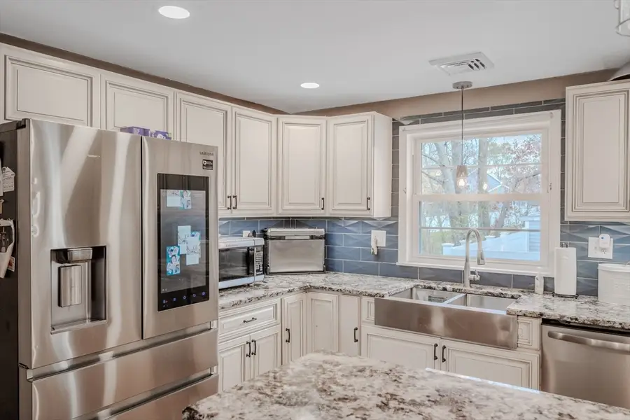 675 Methuen St, Dracut, MA 01826 - Image #2