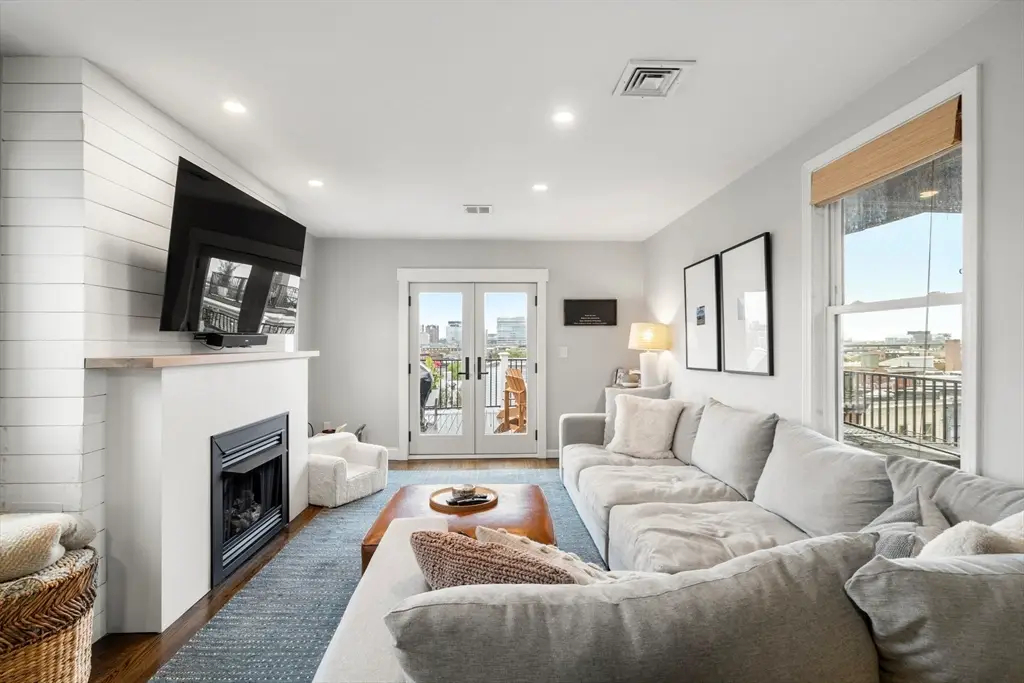 270 Bunker Hill St #4, Boston, MA 02129 - Image #1