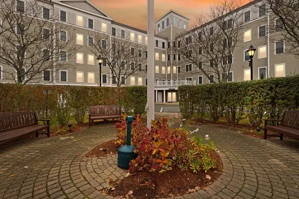 8 Crowninshield St #111, Peabody, MA 01960